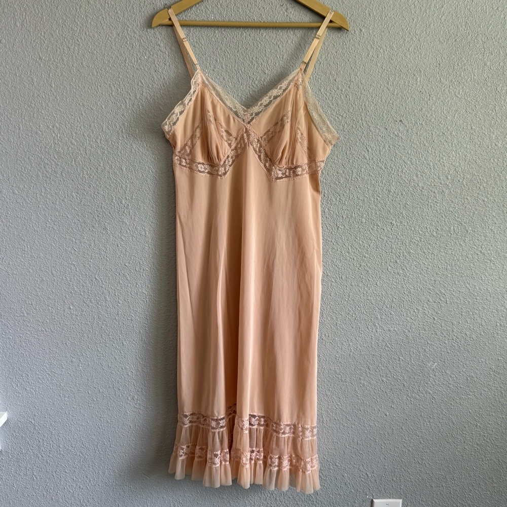 Vintage 50's Nude Slip Size‎ 38 Ruffle hem